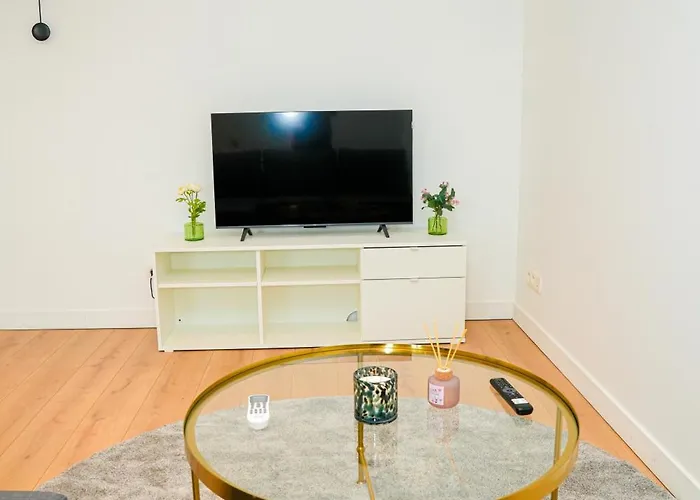 Modern 1br & 1lr Apartment, 10 Min Walk To Center *