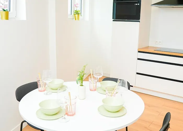 Apartment Modern 1br & 1lr Apartment, 10 Min Walk To Center