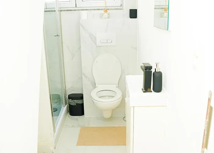 Modern 1br & 1lr Apartment, 10 Min Walk To Center