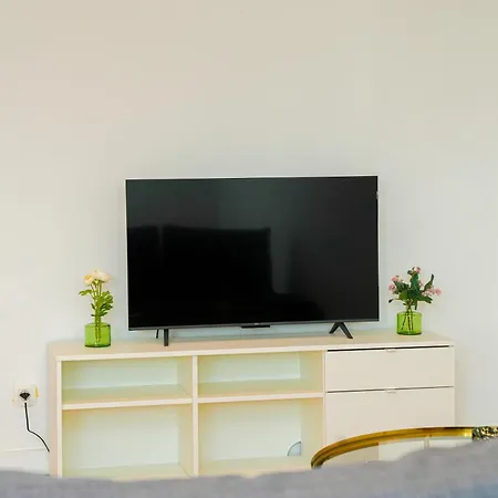 Modern 1br & 1lr Apartment, 10 Min Walk To Center * خنت