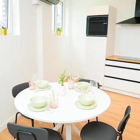 Apartment Modern 1br & 1lr Apartment, 10 Min Walk To Center