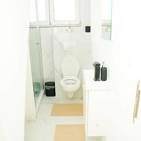 Modern 1br & 1lr Apartment, 10 Min Walk To Center