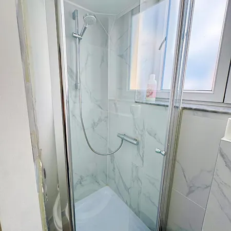 Modern 1br & 1lr Apartment, 10 Min Walk To Center * خنت