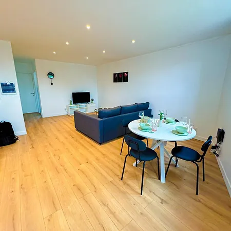 Modern 1br & 1lr Apartment, 10 Min Walk To Center 아파트 *